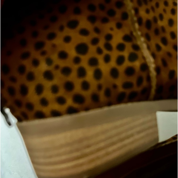 Faux leopard ankle boots in size 9.5. - Picture 2 of 8